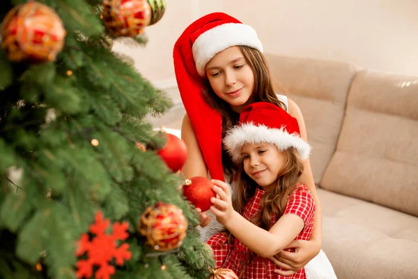 Dos Niñas Decorando Árbol Navidad Casa —  Fotos de Stock