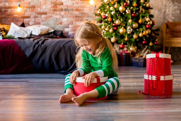 Linda Niña Pijama Cerca Del Árbol Navidad Tirando Caja Regalo —  Fotos de Stock