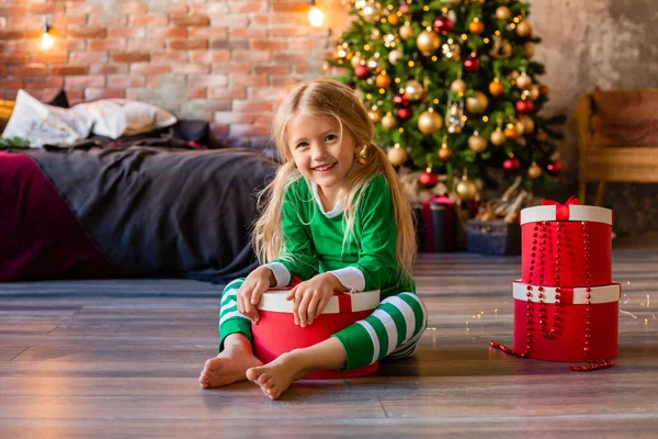 Linda Niña Pijama Cerca Del Árbol Navidad Tirando Caja Regalo —  Fotos de Stock