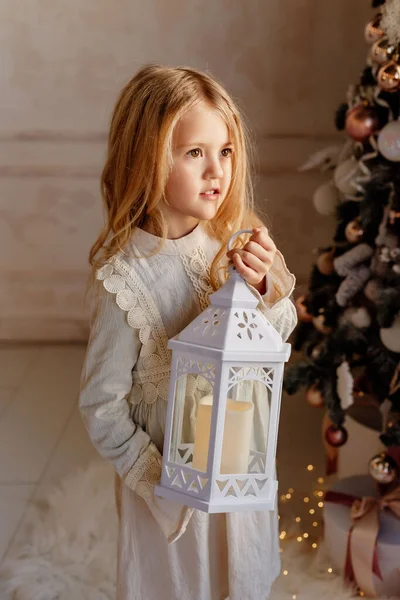 Мила Маленька Блондинка Сукні Прикрашає Ялинку Різдвяний Ранок — стокове фото