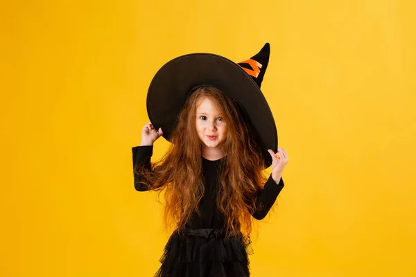 Klein Meisje Met Lang Rood Haar Een Halloween Heks Kostuum — Stockfoto