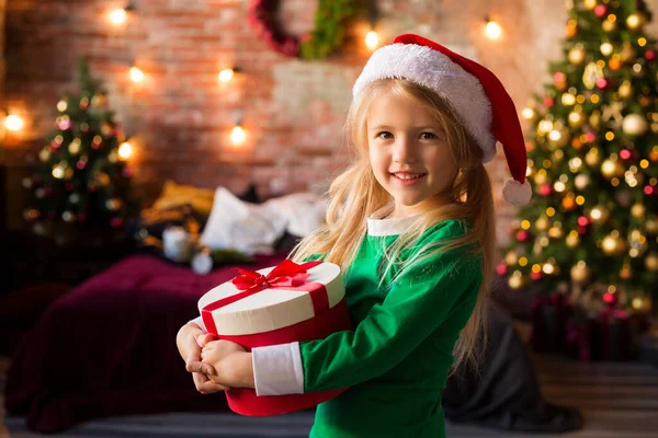 Linda Niña Pijama Cerca Del Árbol Navidad Con Caja Regalo —  Fotos de Stock