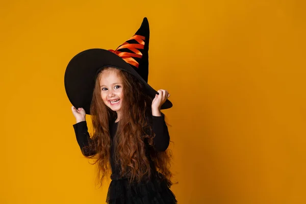 Menina Com Longos Cabelos Vermelhos Traje Bruxa Halloween Fundo Amarelo — Fotografia de Stock