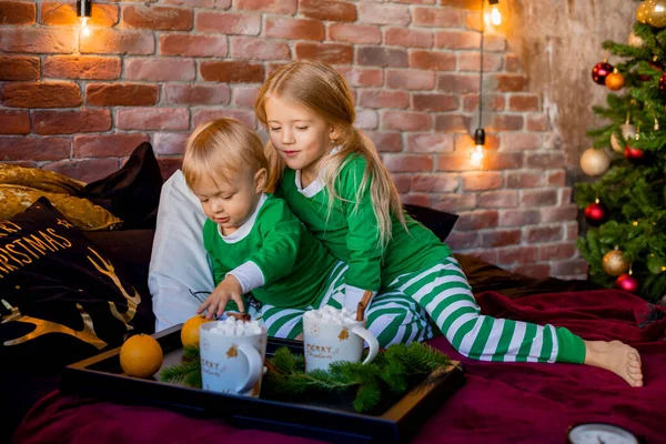 Deux Enfants Pyjama Prenant Petit Déjeuner Sur Lit Côté Sapin — Photo