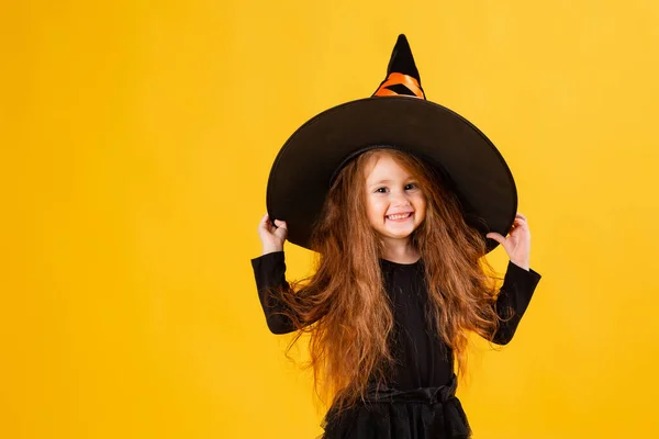 Menina Com Longos Cabelos Vermelhos Traje Bruxa Halloween Fundo Amarelo — Fotografia de Stock