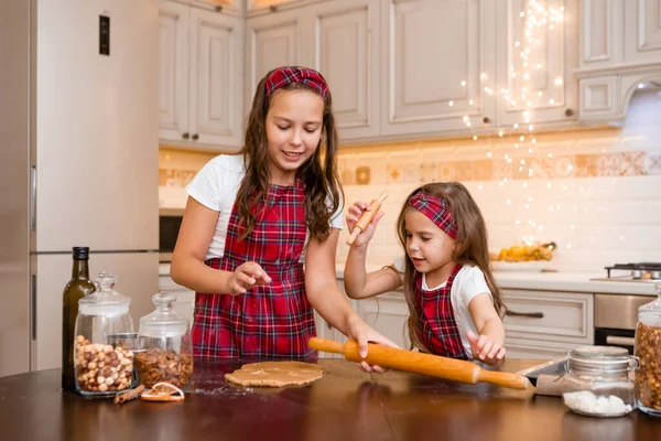 Two Little Girls Cooking Home Kitchen Ginger Cookies Christmas — Stock Photo, Image