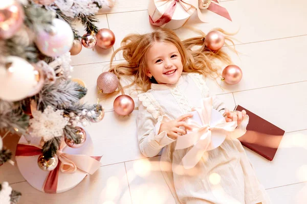Χαριτωμένο Μικρό Ξανθό Κορίτσι Ρετρό Φόρεμα Κοντά Στο Χριστουγεννιάτικο Δέντρο — Φωτογραφία Αρχείου
