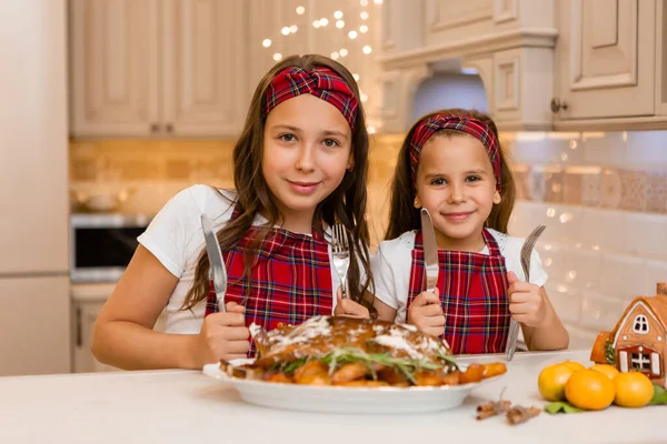 Two Little Girl Sisters Cooking Home Christmas Dinner Christmas — Stock Photo, Image