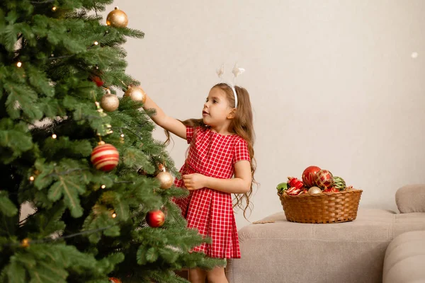 Linda Niña Vestido Rojo Decorando Árbol Navidad Casa —  Fotos de Stock