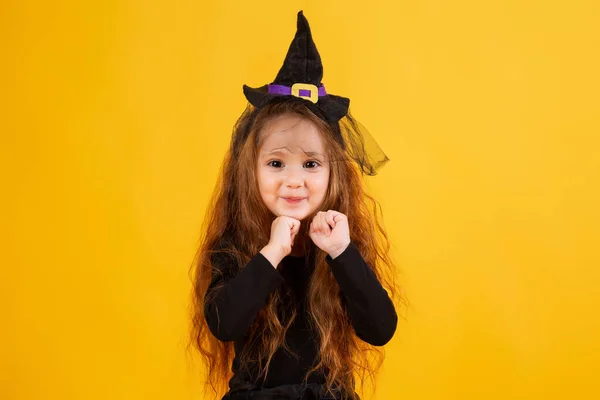 Klein Meisje Met Lang Rood Haar Lacht Een Halloween Heksenkostuum — Stockfoto