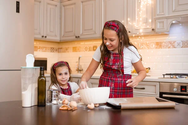 Two Little Girls Cooking Home Kitchen Ginger Cookies Christmas — Stock Photo, Image