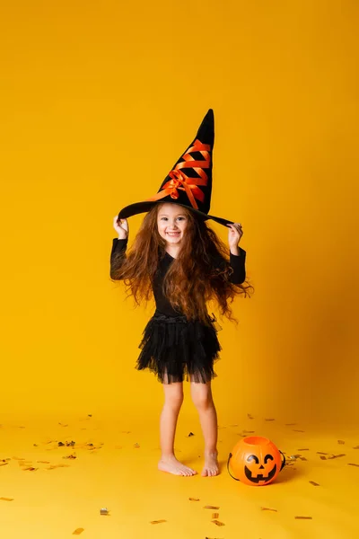 Klein Meisje Met Lang Rood Haar Een Halloween Heks Kostuum — Stockfoto