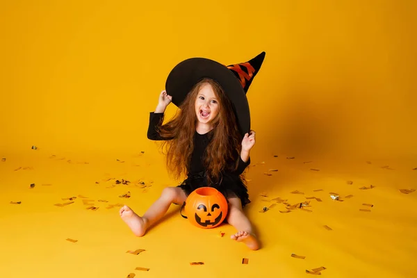 Klein Meisje Met Lang Rood Haar Glimlacht Een Halloween Heks — Stockfoto