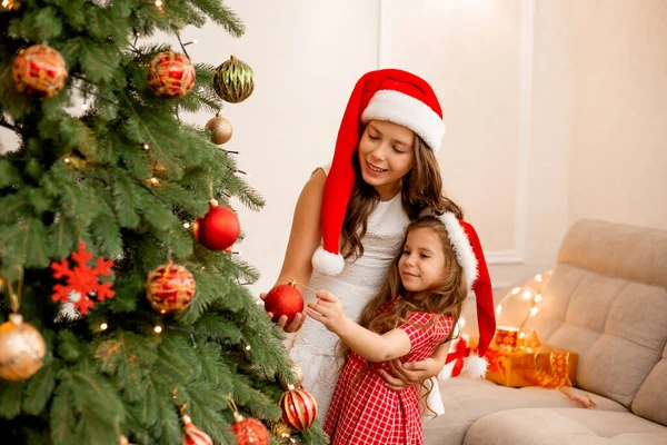 Two Little Girls Decorating Christmas Tree Home — Stock Photo, Image