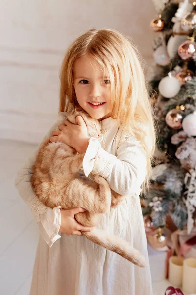 Мила Маленька Блондинка Тримає Червоного Кота Біля Ялинки — стокове фото