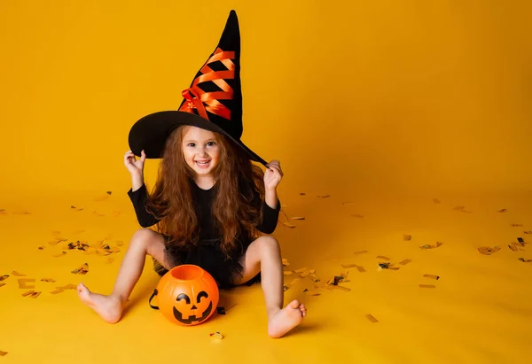 Klein Meisje Met Lang Rood Haar Glimlacht Een Halloween Heks — Stockfoto