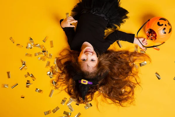 Menina Com Longos Cabelos Vermelhos Sorrindo Traje Bruxa Halloween — Fotografia de Stock