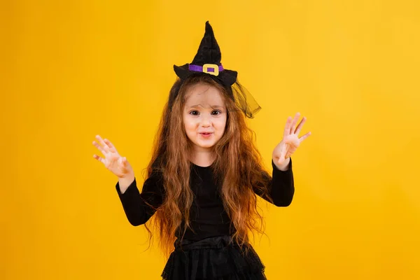 Klein Meisje Met Lang Rood Haar Lacht Een Halloween Heksenkostuum — Stockfoto