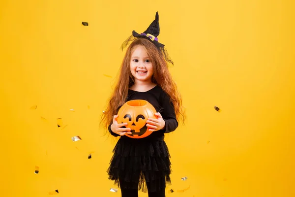 Dziewczynka Długimi Rudymi Włosami Uśmiecha Się Kostiumie Czarownicy Halloween Halloween — Zdjęcie stockowe