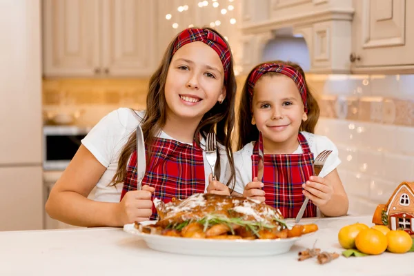Two Little Girl Sisters Cooking Home Christmas Dinner Christmas — Stock Photo, Image