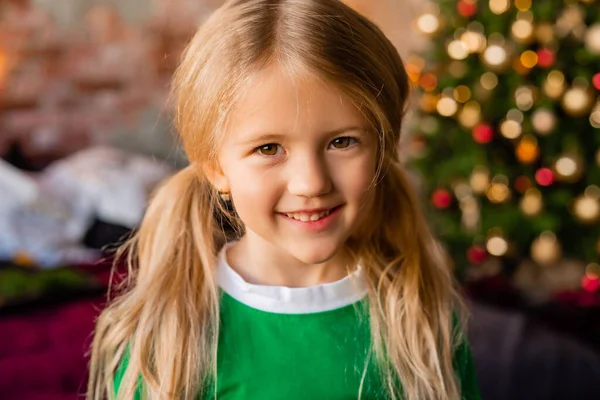 Retrato Uma Menina Loira Bonito Contra Fundo Árvore Natal — Fotografia de Stock