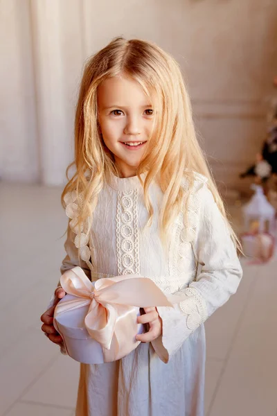 Симпатична Маленька Блондинка Тримає Подарункову Коробку Поруч Ялинкою Концепція Різдвяного — стокове фото