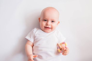 Stüdyoda küçük şirin bir bebek portresi 