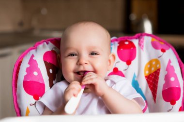 Sevimli küçük bebek yemek yiyor.