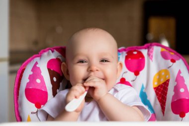 Sevimli küçük bebek yemek yiyor.