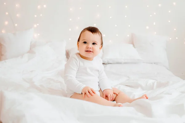 Menino Saudável Meses Idade Roupas Brancas Sorrindo Sentado Roupa Cama — Fotografia de Stock