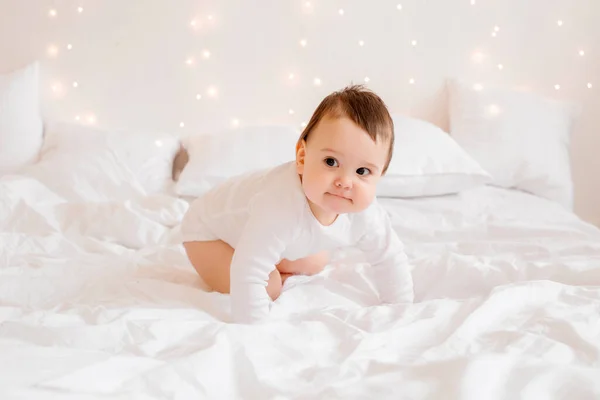 Υγιές Αγοράκι Μηνών Λευκά Ρούχα Χαμογελαστό Λευκά Κλινοσκεπάσματα Στο Κρεβάτι — Φωτογραφία Αρχείου