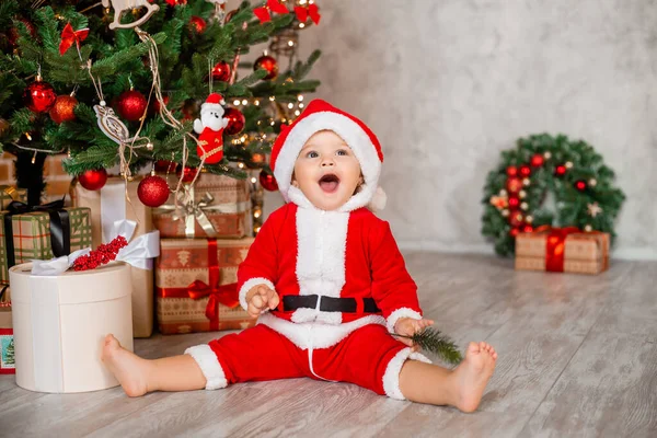 Lindo Bebé Santa Sienta Casa Cerca Del Árbol Navidad Con —  Fotos de Stock