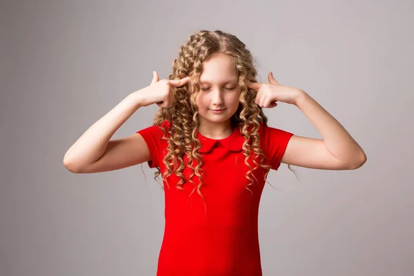 Blond Liten Flicka Röd Klänning Studio — Stockfoto