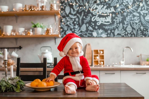 Bebê Papai Noel Senta Cozinha Casa Inscrição Uma Placa Gráfica — Fotografia de Stock