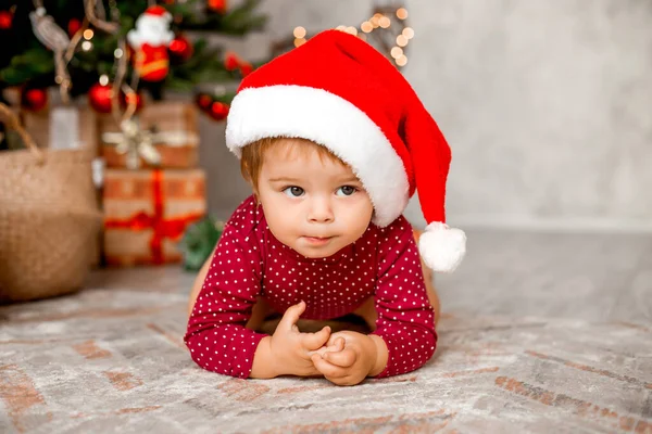 Mignon Bébé Père Noël Trouve Maison Près Sapin Noël Avec — Photo