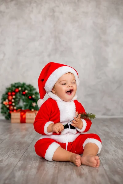 Sweet Baby Santa Est Assis Sur Sol Bois Avec Cadeau — Photo