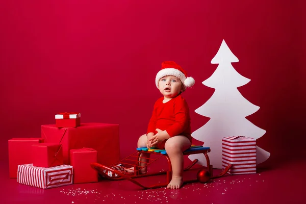 Söt Jultomte Sitter Släde Med Julklappar Julkoncept Textutrymme — Stockfoto