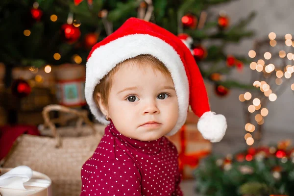 Lindo Bebé Santa Sienta Casa Cerca Del Árbol Navidad Con —  Fotos de Stock