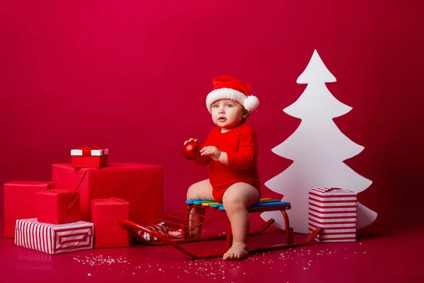 Söt Jultomte Sitter Släde Med Julklappar Julkoncept Textutrymme — Stockfoto