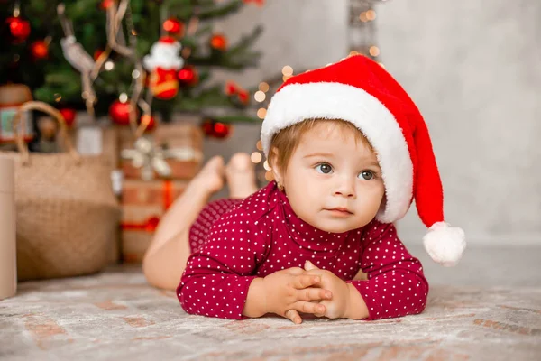 Lindo Bebé Santa Sienta Casa Cerca Del Árbol Navidad Con —  Fotos de Stock