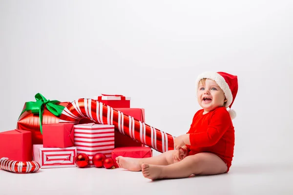 Bebê Bonito Papai Noel Com Caixas Presente Sorrindo Contra Fundo — Fotografia de Stock