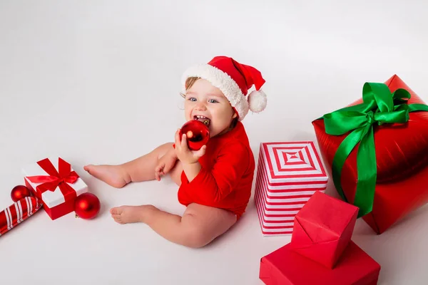 Söt Baby Santa Med Presentaskar Ler Mot Vit Bakgrund Begreppet — Stockfoto