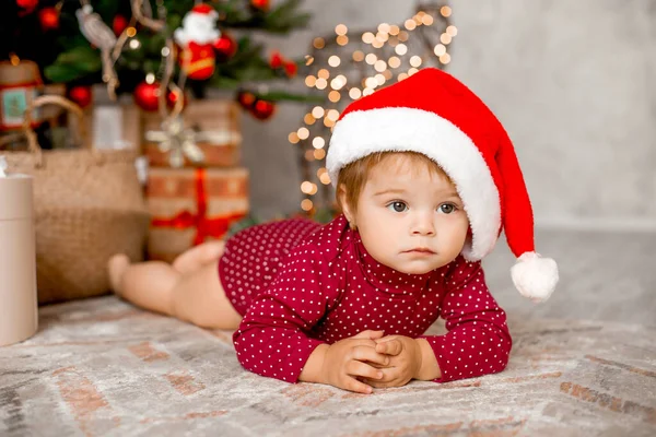 Söt Baby Santa Sitter Hemma Nära Granen Med Presenter — Stockfoto