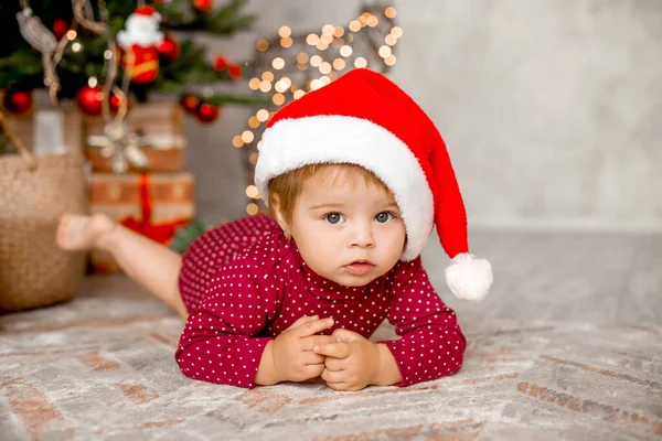 Lindo Bebé Santa Sienta Casa Cerca Del Árbol Navidad Con —  Fotos de Stock