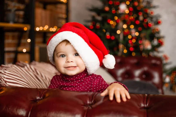 Bonito Bebê Papai Noel Senta Casa Perto Árvore Natal Com — Fotografia de Stock