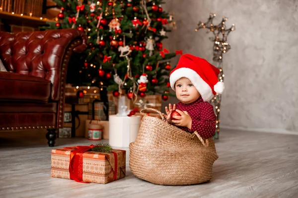 Söt Baby Santa Sitter Hemma Nära Granen Med Presenter — Stockfoto