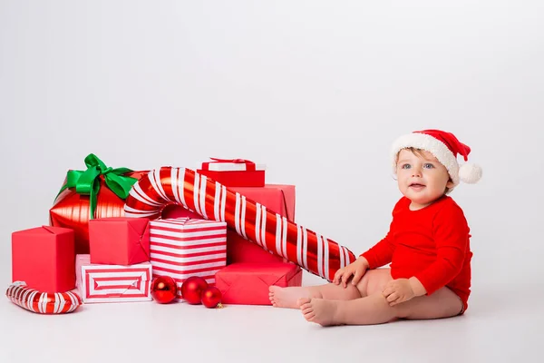 Bebê Bonito Papai Noel Com Caixas Presente Sorrindo Contra Fundo — Fotografia de Stock