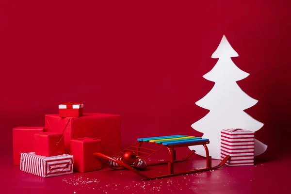 在演播室里 用红色背景的新年礼物宣誓 圣诞概念 文字空间 — 图库照片