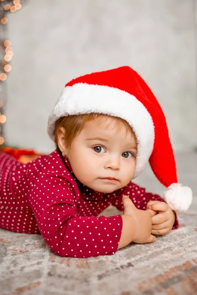 Lindo Bebé Santa Sienta Casa Cerca Del Árbol Navidad Con —  Fotos de Stock