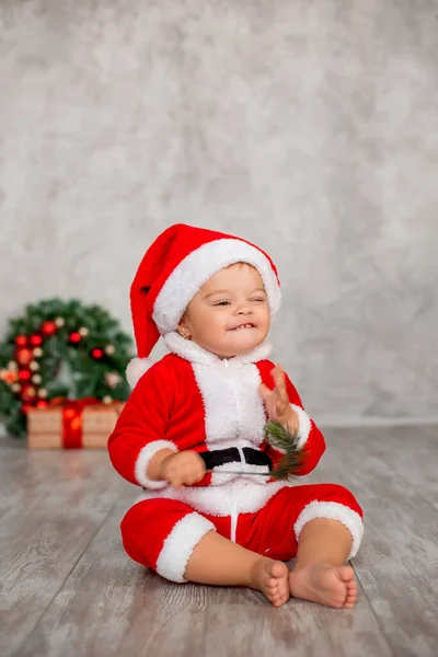 Sweet Baby Santa Est Assis Sur Sol Bois Avec Cadeau — Photo